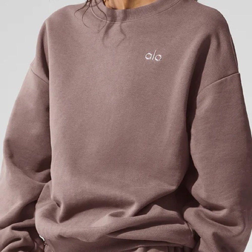 Alo Accolade Crewneck in Mushroom